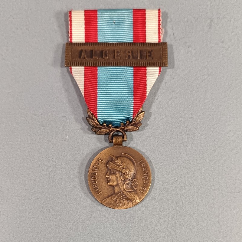 MEDAILLE COMMEMORATIVE D'AFRIQUE DU NORD AVEC BARRETTE ALGERIE PREMIER MODELE FABRICATION ARTHUS BERTRAND